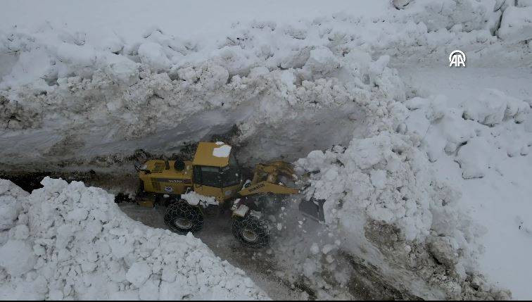 Mayıs ayının ortasında karla mücadele sürüyor - Resim: 14